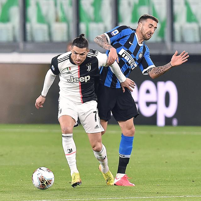 法媒：于帕想在新合同第一年加解约条款，对此巴黎和皇马愿意（法媒：于帕希望在新合同首年设置解约条款，巴黎与皇马均同意）